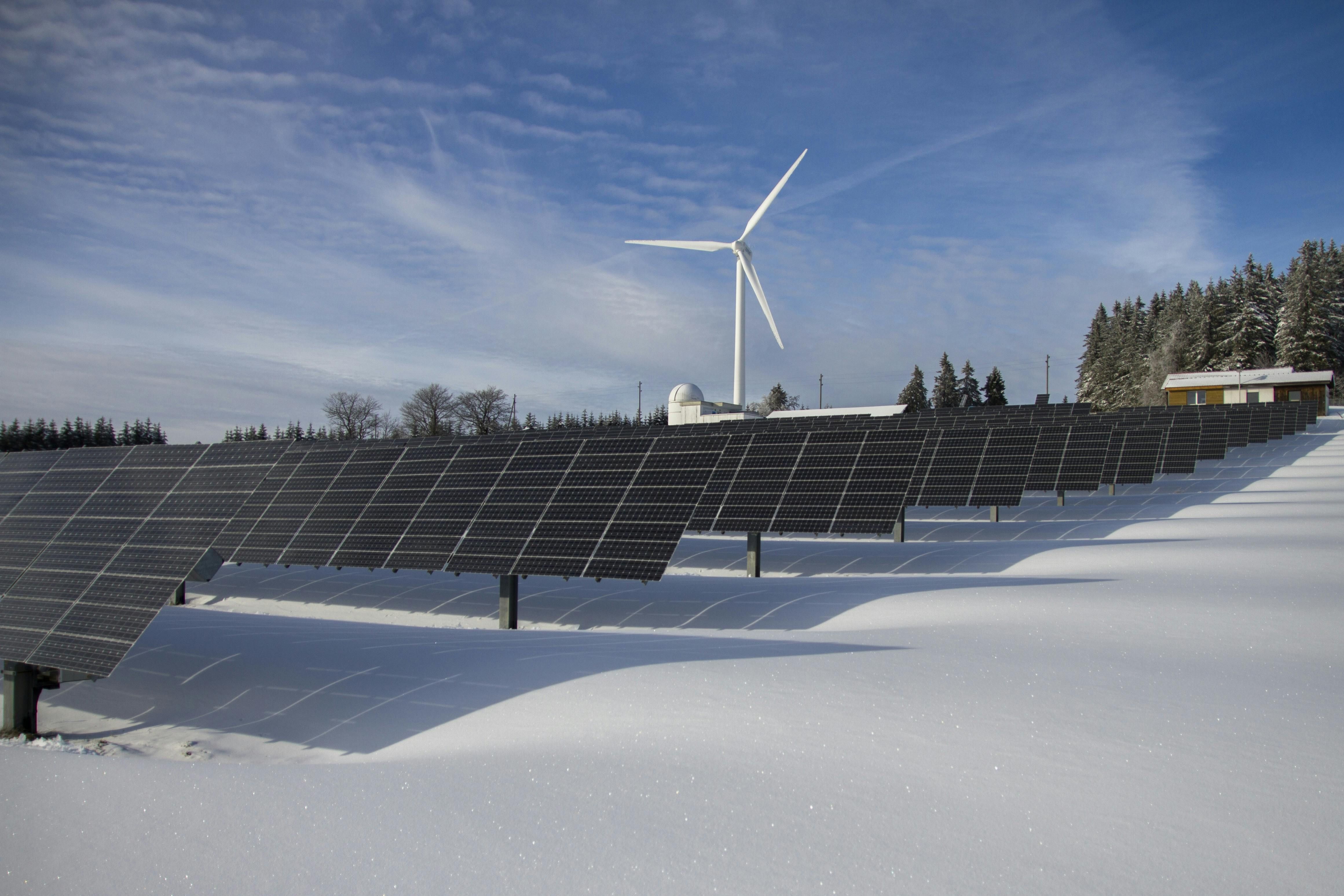 Windkraftwerk mit Stadt im Hintergrund